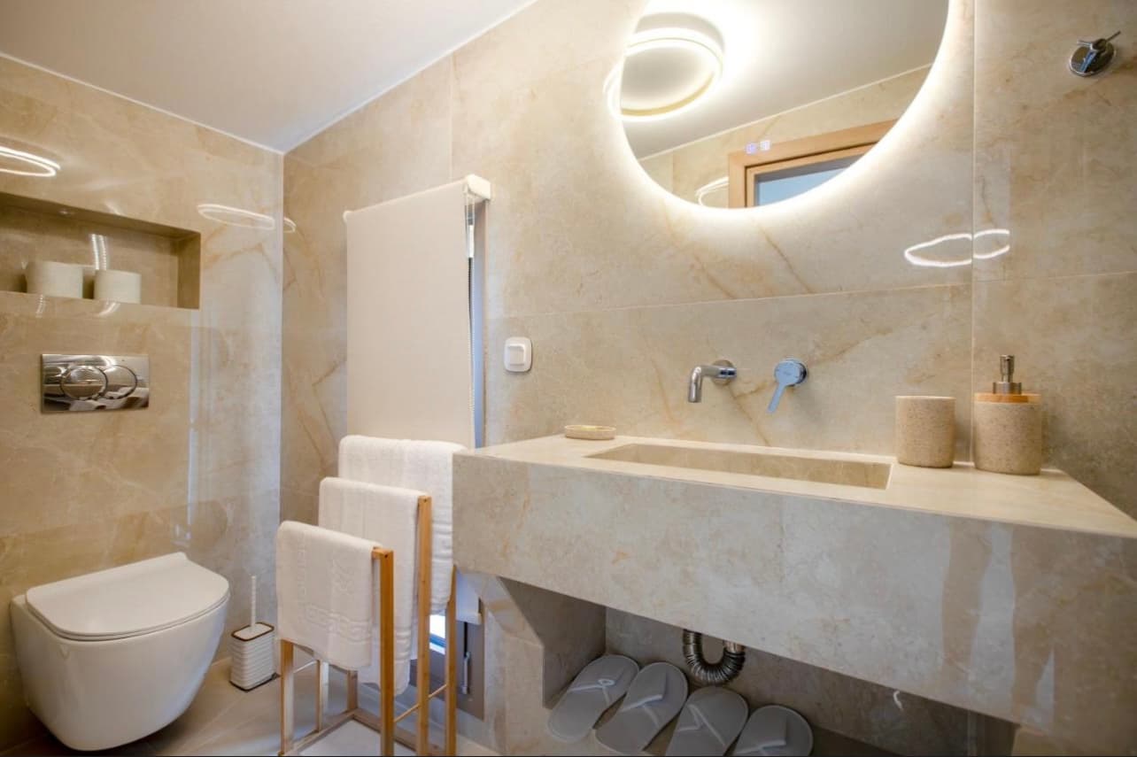 Elegant En-Suite Bathroom
